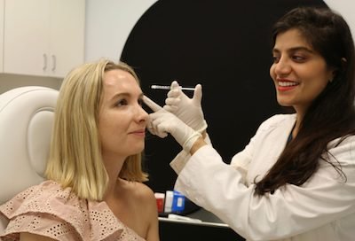 Dr. Lara Devgan hastasın botox yapıyor